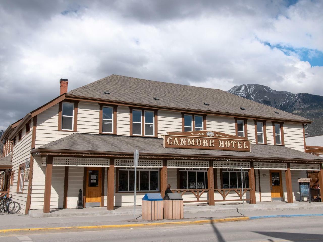 Party Hostel - The Canmore Hotel Hostel Exterior foto